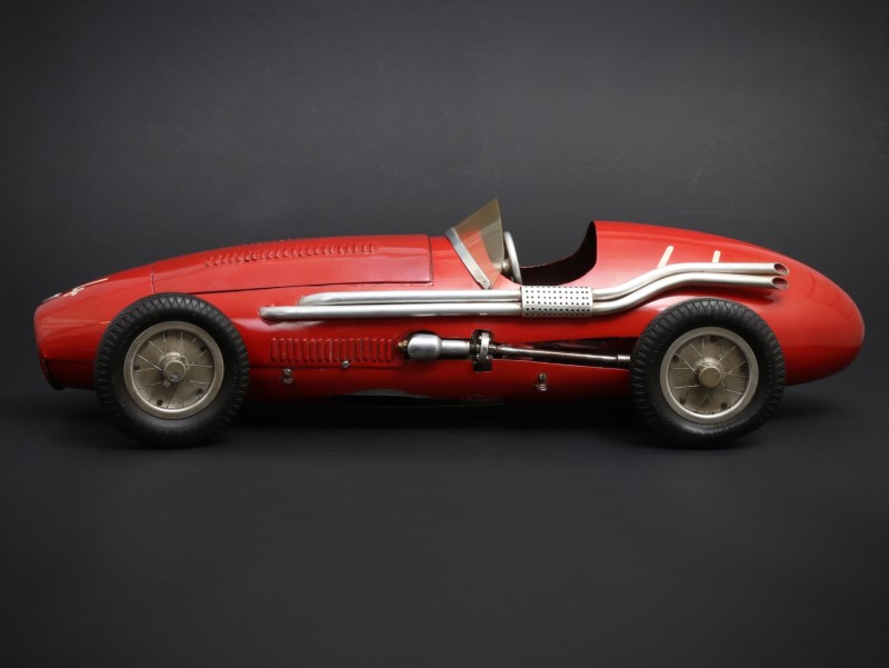 For sale: MASERATI 250F MODELE REDUIT THERMIQUE POUR COURSE CIRCULAIRE CONTROLEE